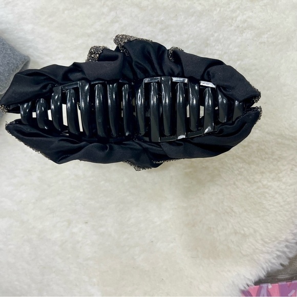 🛍️ 4 for $20 🛍️ Stylish Headband and Scrunchie Set in Gray and Black - Picture 6 of 8